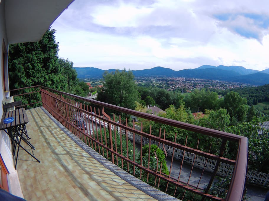 Vista dal terrazzo (si può mangiare comodamente in 2)