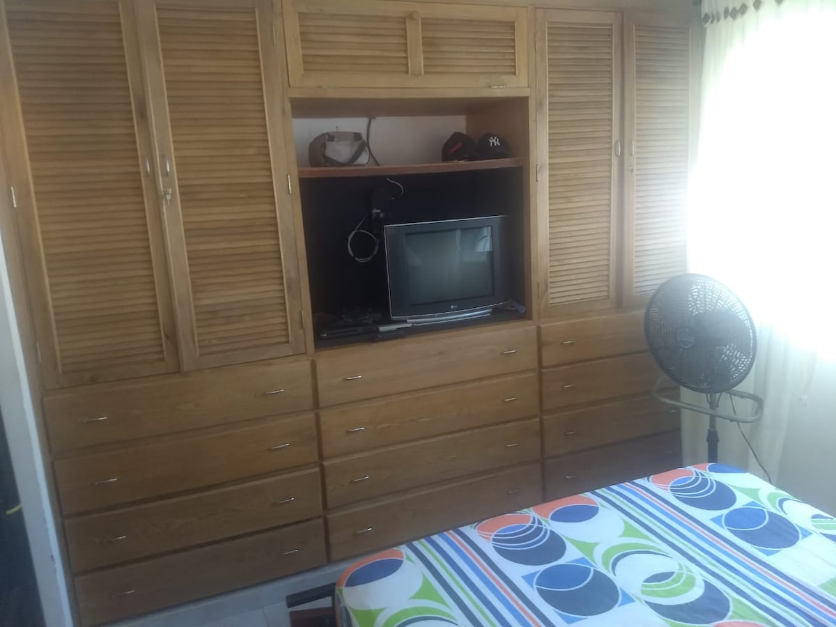 Soba 1, prvi kat. Ormar