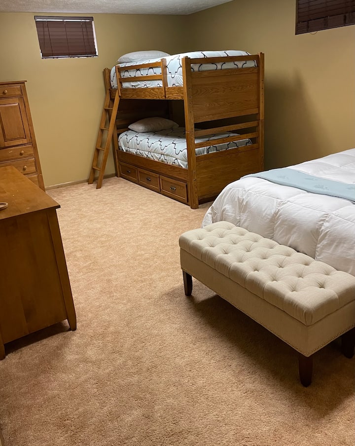 חדר שינה במפלס התחתון. מיטת קווין סייז ומיטות קומתיים באותו חדר. 