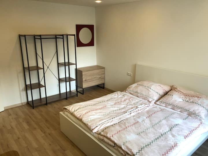 1 Schlafzimmer 180x200 Bett
