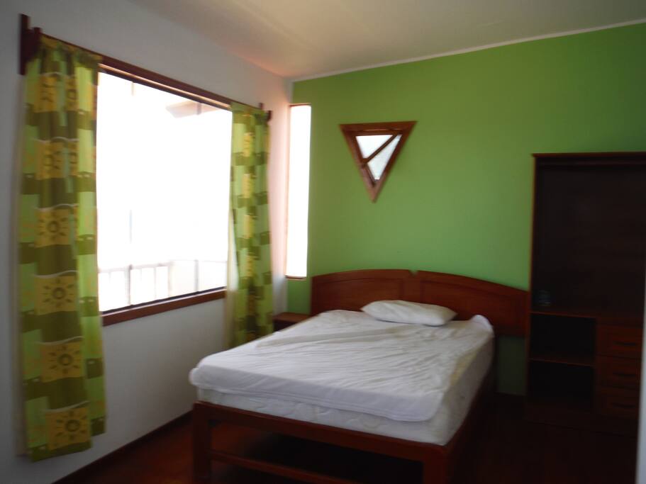 2 bedrooms wit queen beds each with private bathrooms