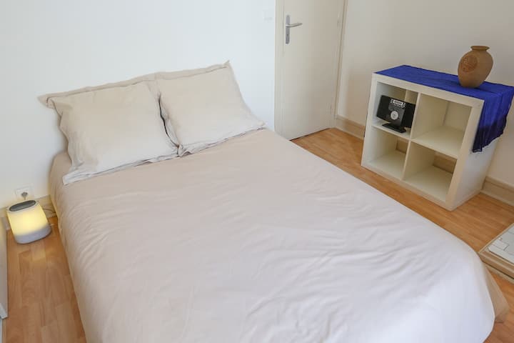 El dormitorio tiene vistas a un patio tranquilo. Tiene su propio baño privado.