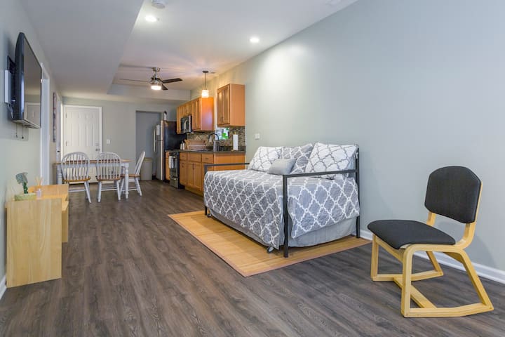 Heart of Chicago 2BD + Parking
