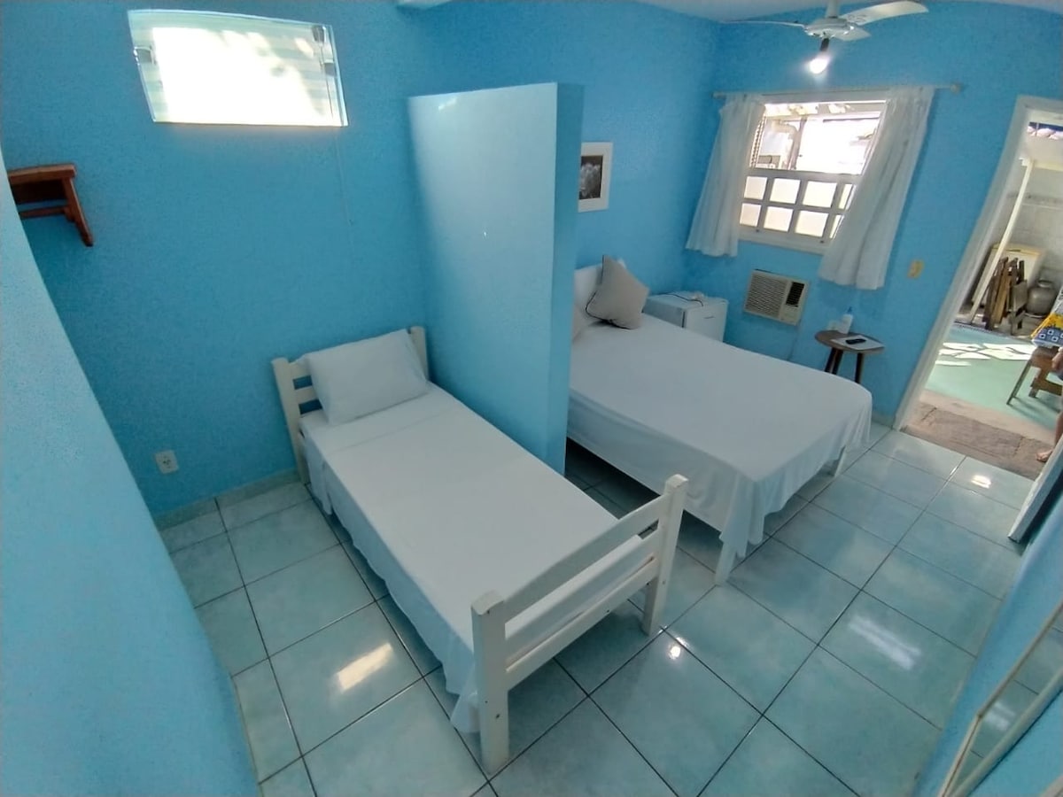 סוויטה 2 עם מיטה זוגית וחדר רחצה יחיד עם חדר רחצה פרטי