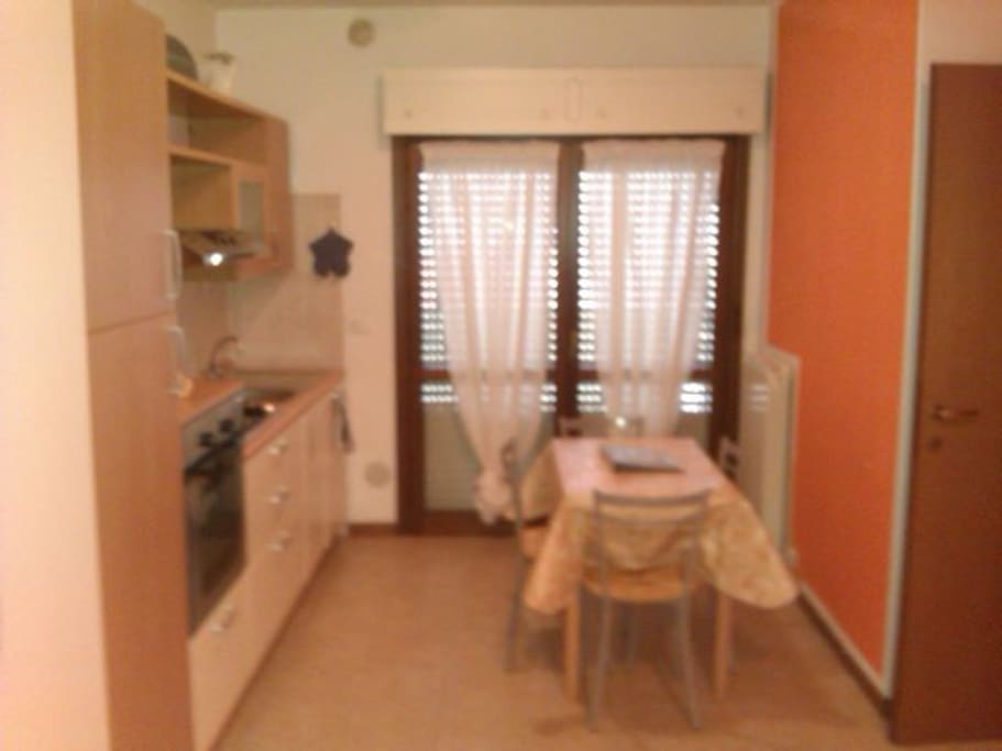 la cucina con il tavolo da pranzo