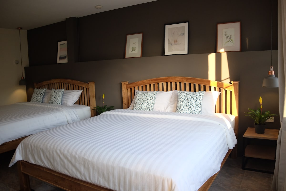 غرفة النومرقم2 في الطابق الثالث: ما يصل إلى 4 أشخاص

يوجد سريران كبيران + كرسيان بذراعين