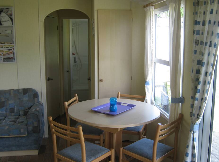 Net en compact. Eethoek met uitschuifbare tafel.
