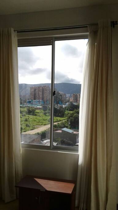bonita vista de los cerros orientales de la ciudad