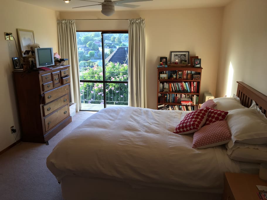 Master bedroom (Queen bed & ensuite)