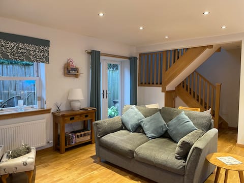 Stylish cottage with option of wood fired hot tub