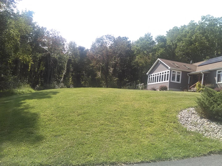 Quiet and secluded yet close to area attractions Houses for Rent in