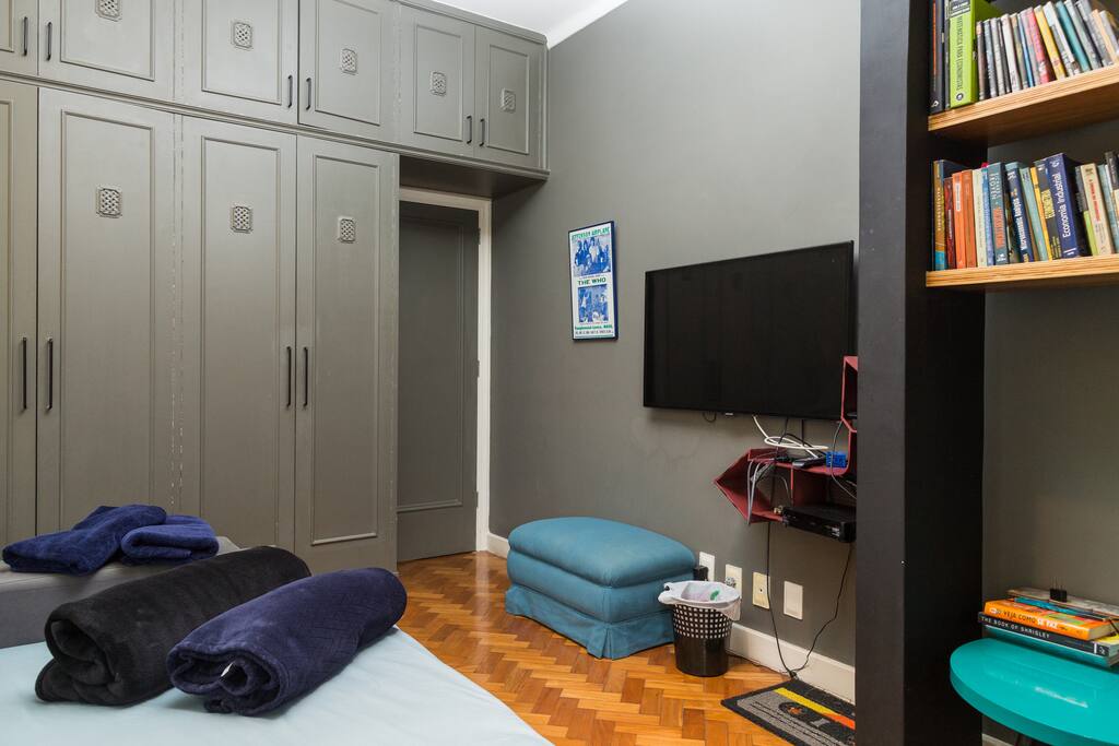 Esse é o seu quarto. Aquele que você reserva aqui.
This is your bedroom, the one you are renting.