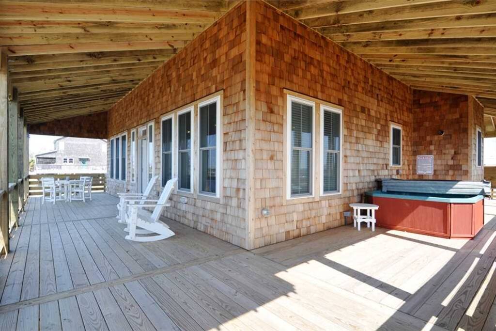 LC01: The Boat House | Hot Tub