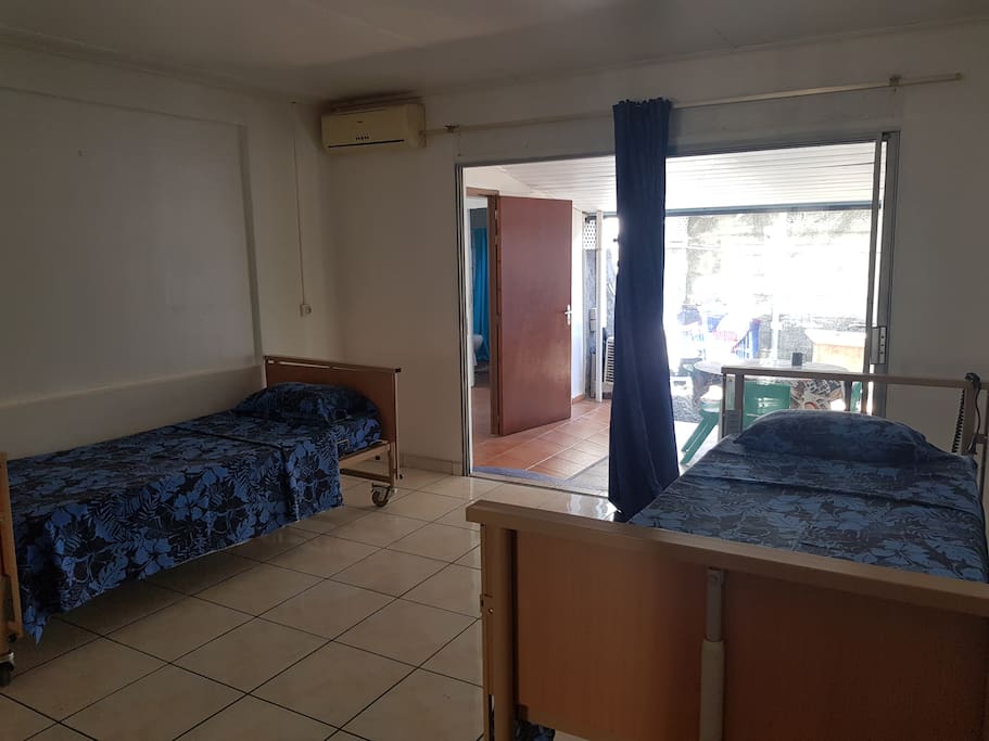 Chambre avec salle de bain privée.