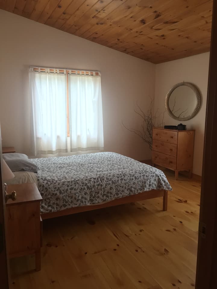 Dormitorio #2 cama tamaño queen, techo de la catedral