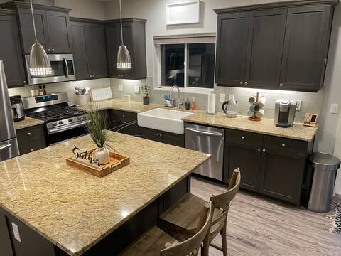 Quiet 3 bedrm with office, hot tub and game room!
