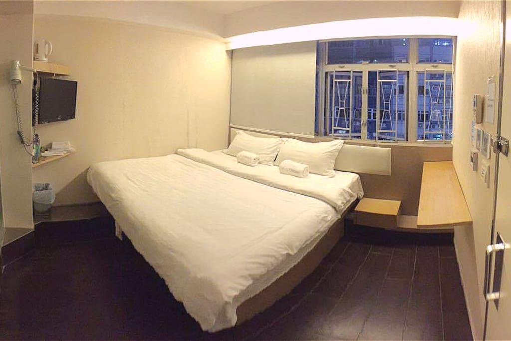 特大床豪華房,受到家庭及情侶的歡迎。 Queen size bed is rare in HK. It's suitable for family or couple.
