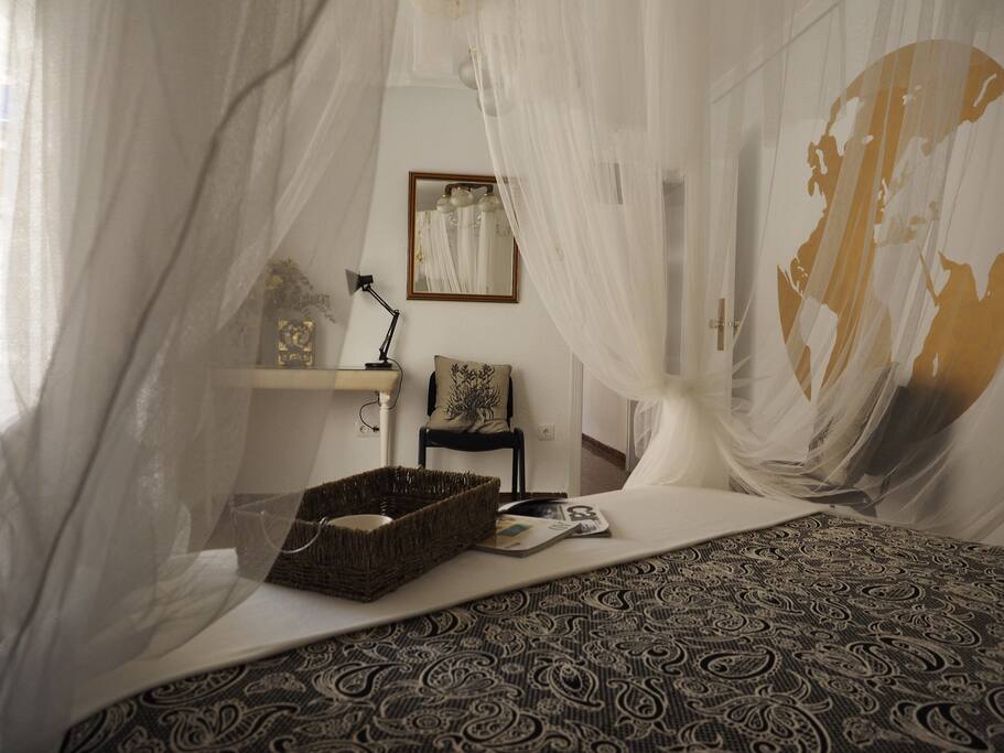 Vista del dormitorio principal desde la cama. View of the master bedroom from the bed.