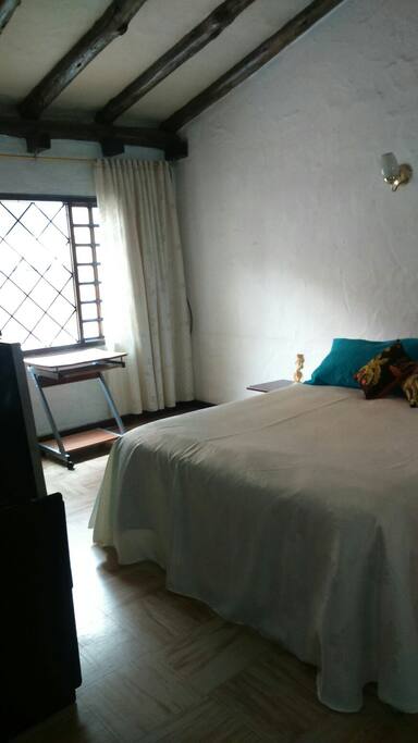 cama, ventana. escritorio..