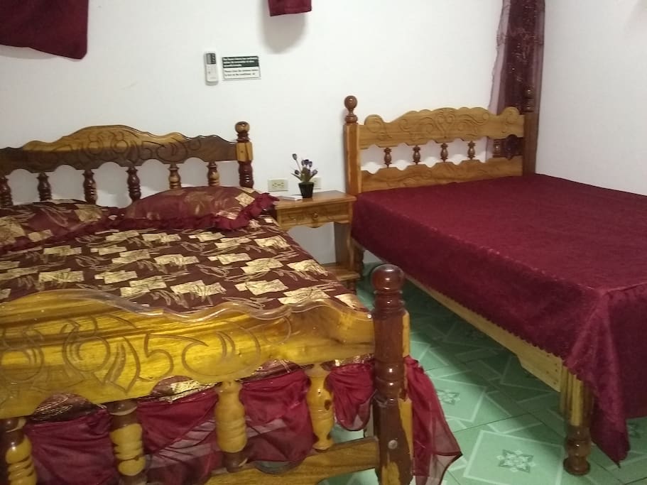 Habiatción independiente con 2 camas dobles y aire acondicionado y baño privado