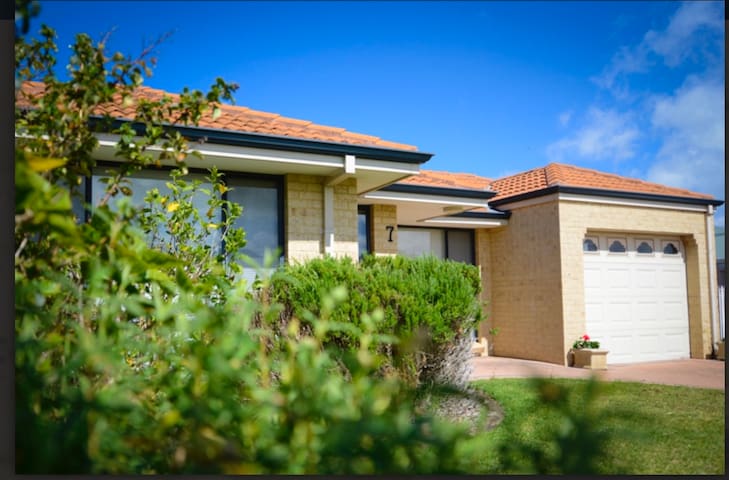 Ashgrove Beach House & Corporate Accommodation