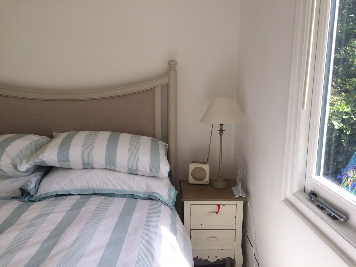 Лесен и проѕирен кревет 