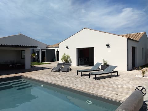 villa of 120m2 , private pool close to the sea