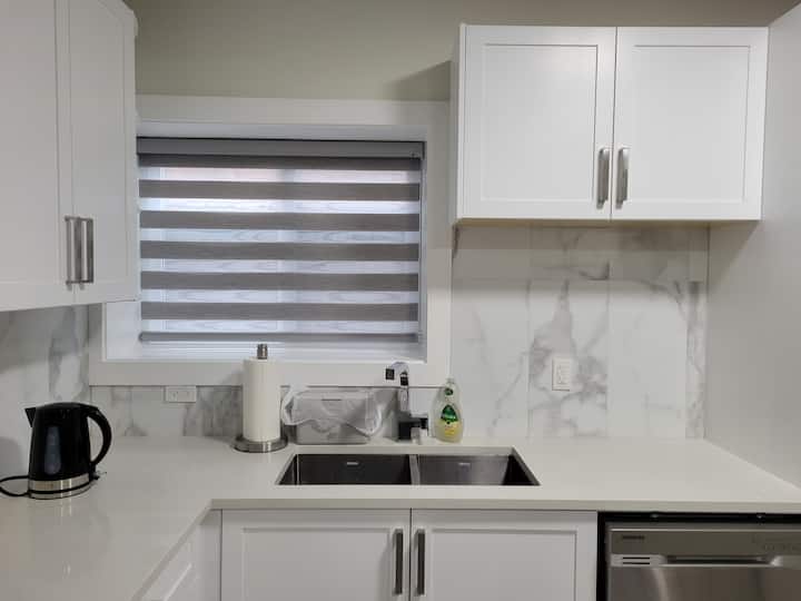 Brand New, Private 2 Bedroom Close To Shopping - White Rock