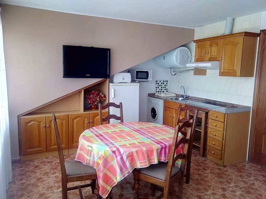 Cocina-salon orientada al sur con vistas al Naranjo de Bulnes