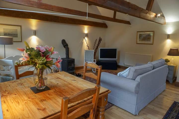 客厅和用餐区。  沙发可折叠成一张舒适的双人沙发床。