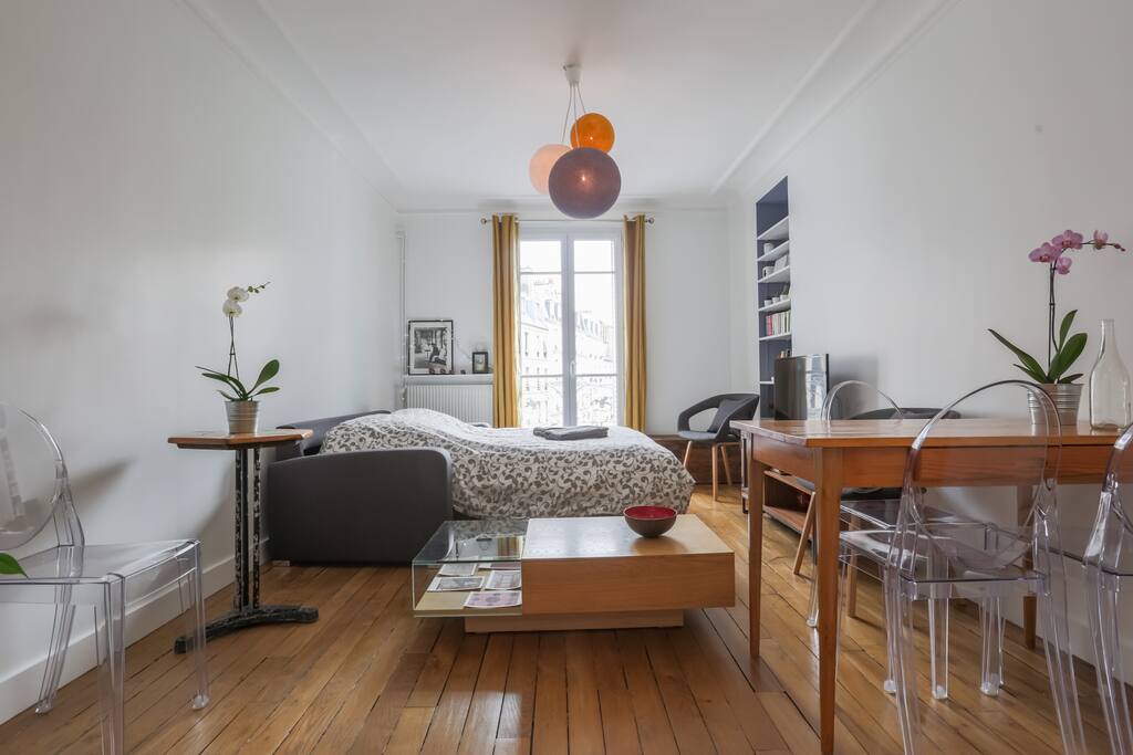 Salon avec le canapé lit déplié