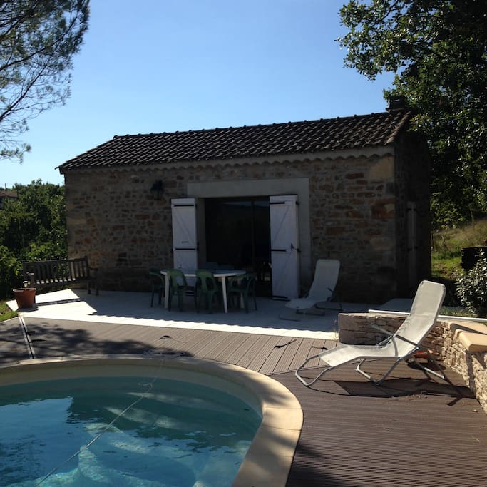 Pool-house et sa terrasse ombragée. Idéal pour la "plancha" de midi
