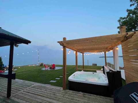 Modern Lakefront Getaway Near Prince Edward County