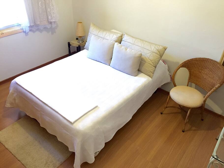 Quarto 1: suíte com 1 cama box casal, 1 cama solteiro, TV com Net, WiFi, armários em Cerejeira , ventilador de teto, carpete de madeira, espelho corpo inteiro.