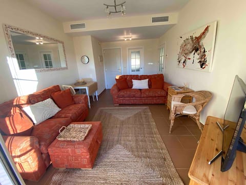 *Lola’s Retreat* Sunny 2 Bedroom Escape with AC