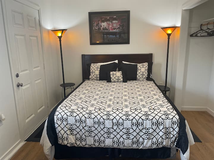 El dormitorio Peak a Boo tiene una cama de matrimonio.
Para aquellos que quieren tiempo de silencio, nuestro tercer dormitorio se encuentra junto al lavadero en el garaje.   Si quieres salir a caminar por el pasto, sentarte al aire libre, oler aire fresco, ¡te encantará esta habitación!
