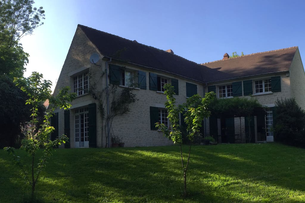 La maison vue depuis le jardin.