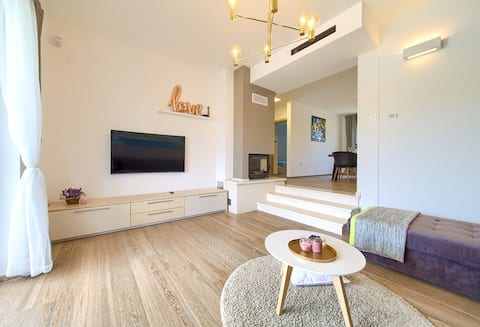 Top Airbnb: Villa Gardena with heated pool and beautiful yard in Vrh