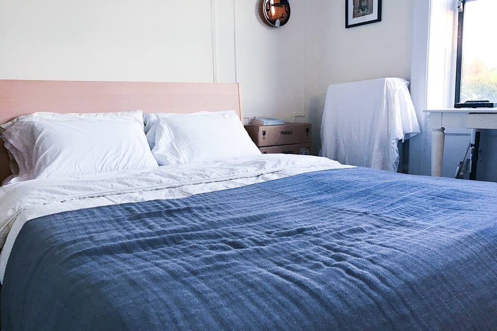 Bedroom 1 - Queen Bed