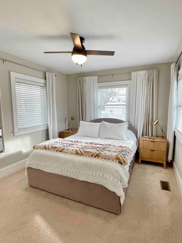 ที่นอนควีนไซส์แคสเปอร์ที่สะดวกสบายมากม่านบังแสงที่ชาร์จไอโฟนหมอนและผ้าห่มเสริมสำหรับการเข้าพักที่อบอุ่น!