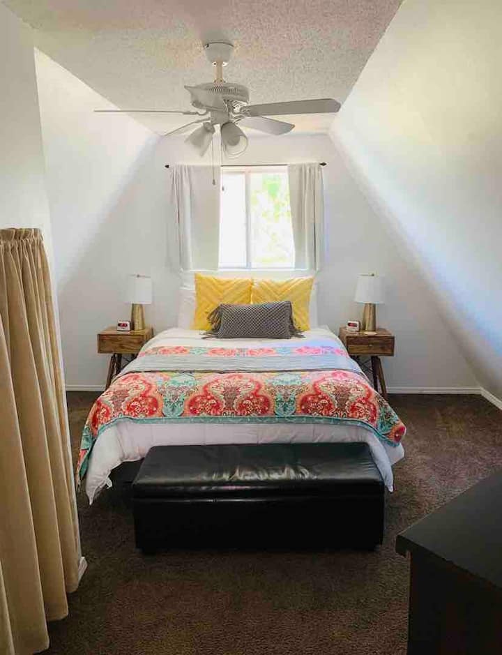 2nd Queen size bedroom. Flat screen TV.