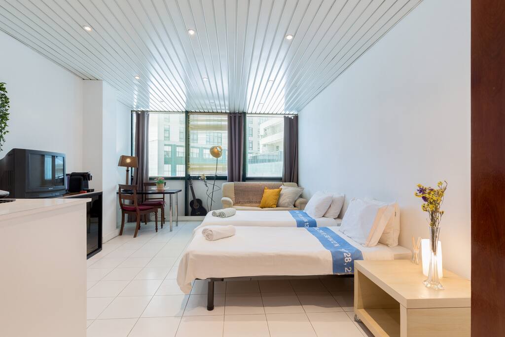 The studio has free wifi to let you share all the content of the day with friends and family.