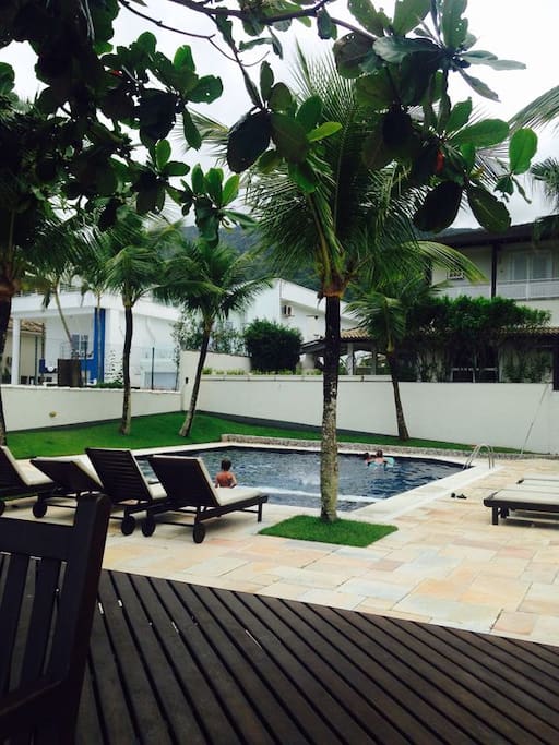 Deck e área da piscina do condomínio