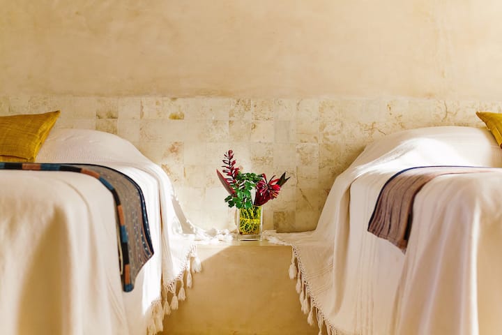 Habitación con dos camas tamaño queen. Nuestras sábanas son únicas y se obtienen de todo el mundo.