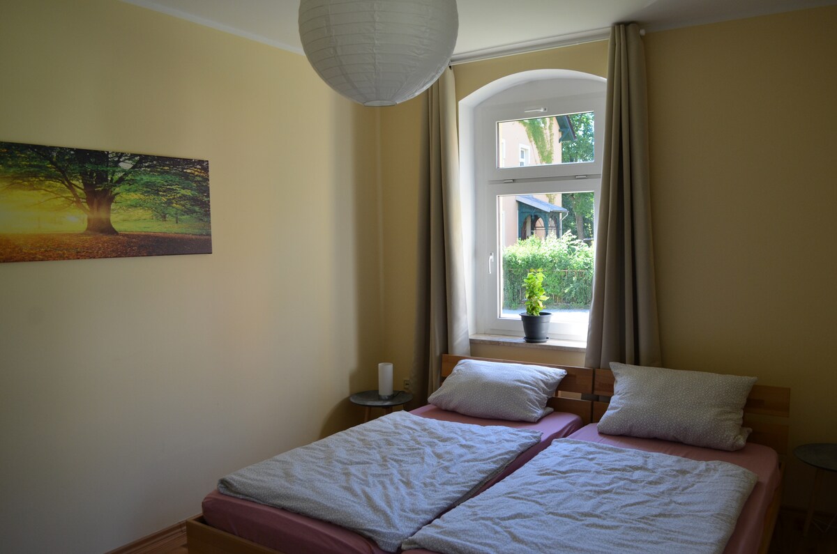 Спална соба 1: со два единечни кревета споени заедно (може да се премести и поединечно ако е потребно)