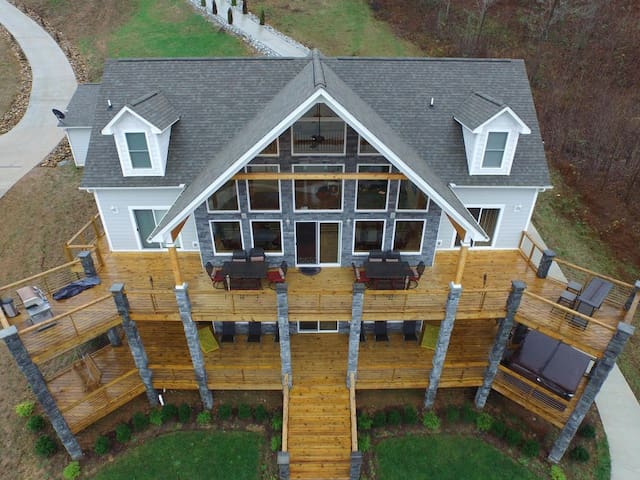 "Blue Grotto" - New 6 BR Lake House