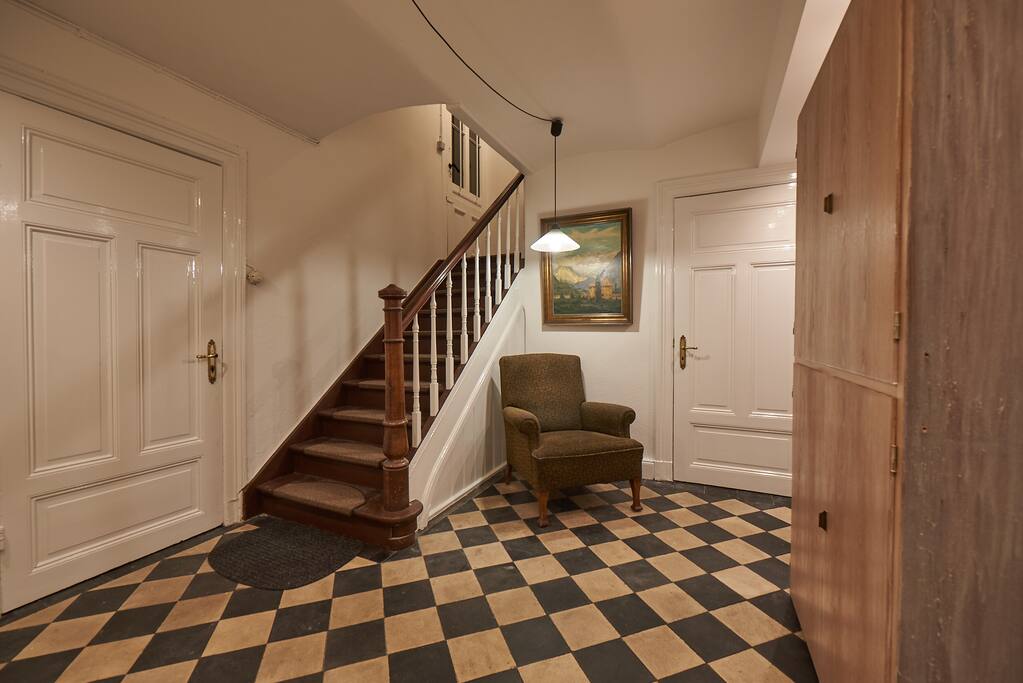 Vorraum/Flur mit Zugang zur Küche (Tür links), separatem WC (Tür rechts) und dem Badezimmer mit Dusche (Tür nicht auf dem Bild).
Vestibule/Corridor with access to the kitchen (left hand door), separate Toilet ( right hand door) and bathroom with shower (not shown on this pic).