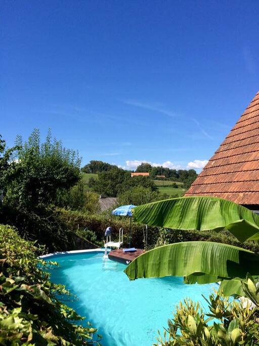 An heißen Sommertagen ladet der Pool auch abends zum Schwimmen ein .