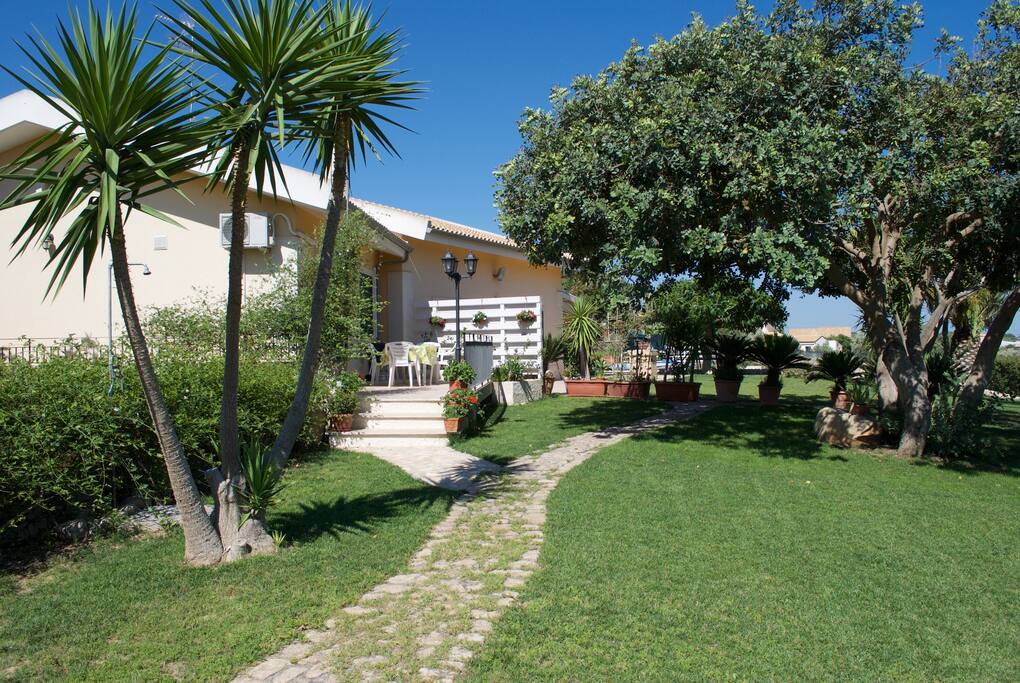 ingresso e scorcio del giardino