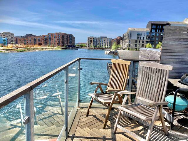 Unique houseboat with a view gallery image 2